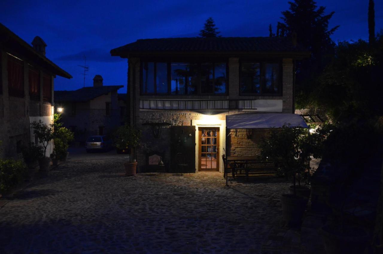 Cascina La Buca Pensionat Castello di Serravalle Exteriör bild