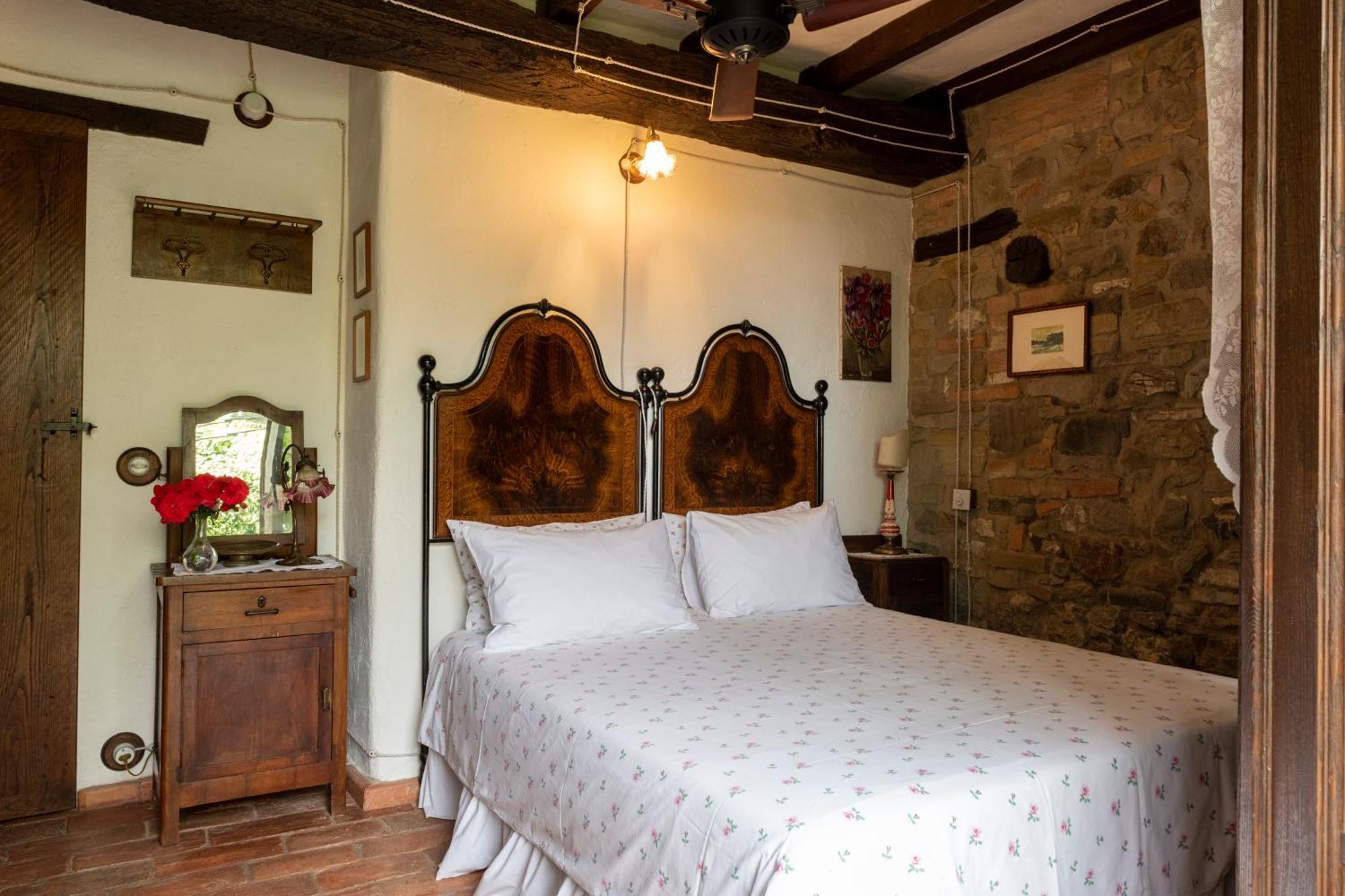 Cascina La Buca Pensionat Castello di Serravalle Exteriör bild