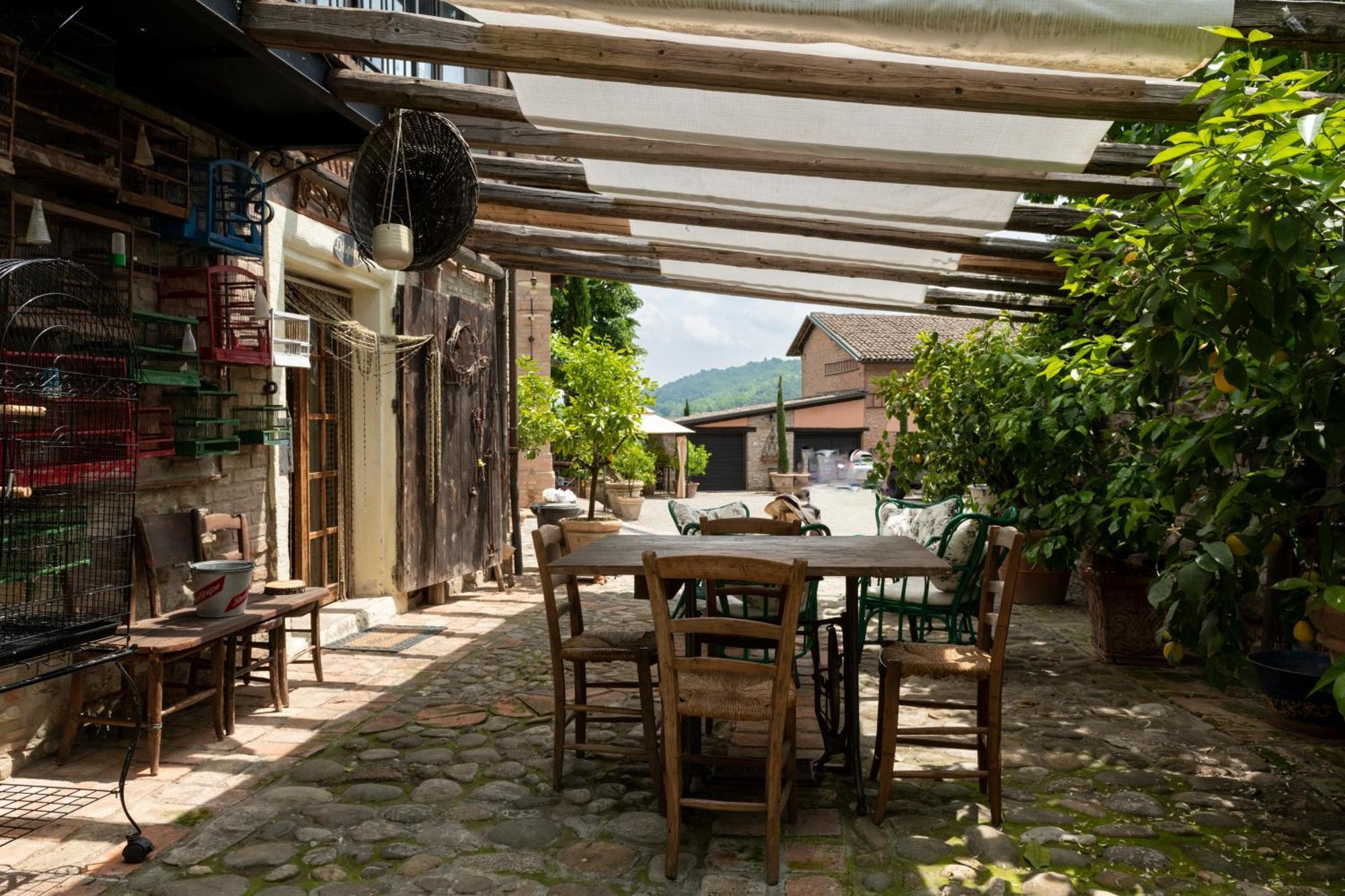Cascina La Buca Pensionat Castello di Serravalle Exteriör bild