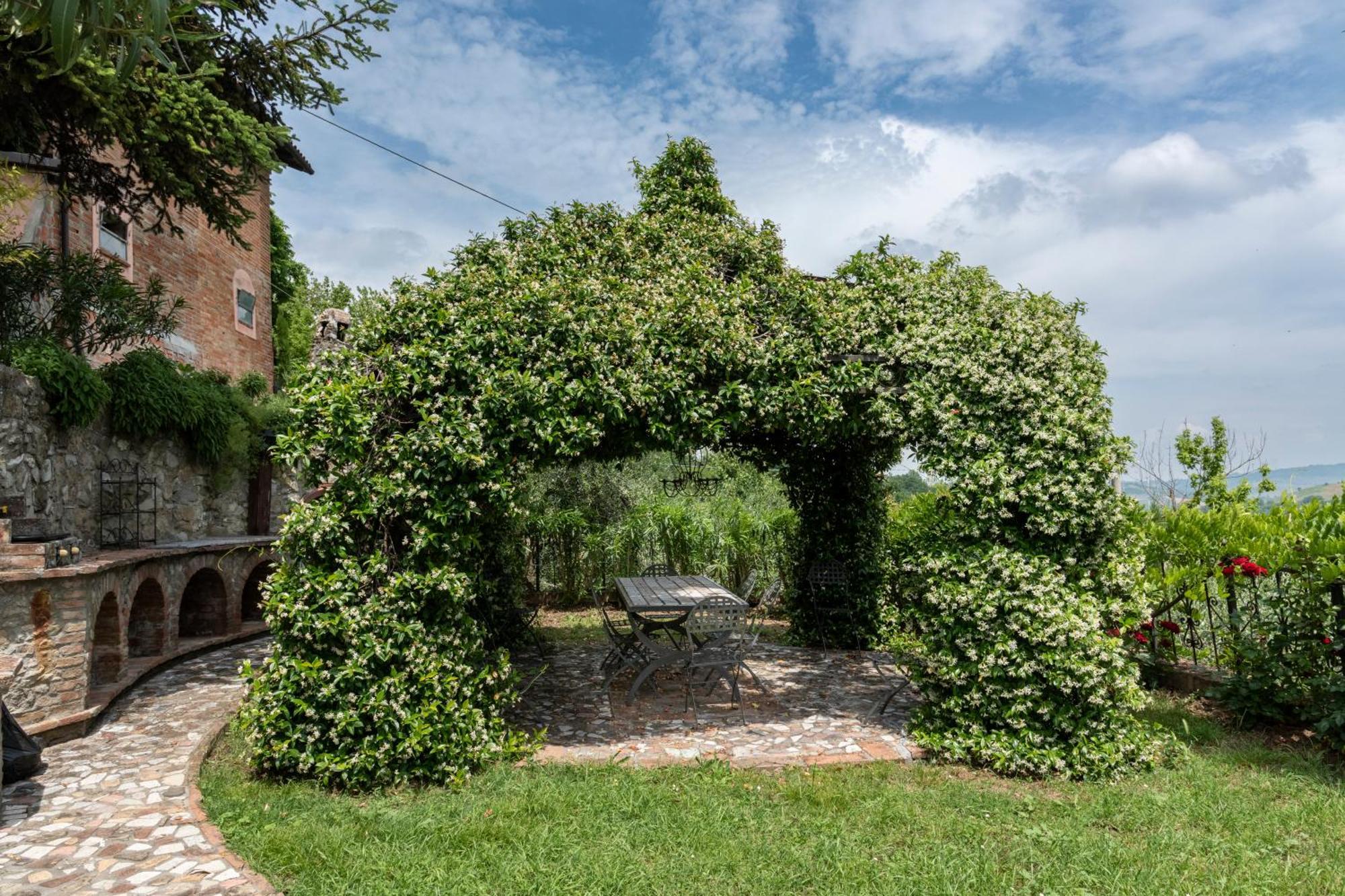 Cascina La Buca Pensionat Castello di Serravalle Exteriör bild
