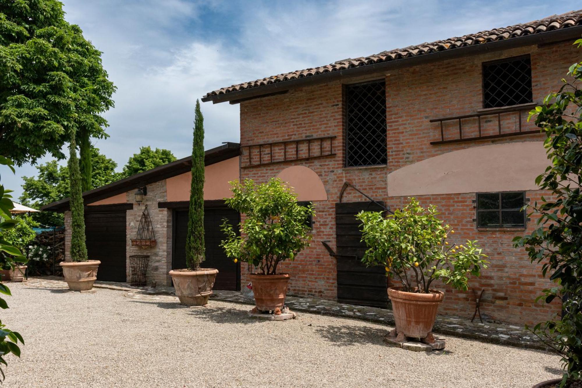 Cascina La Buca Pensionat Castello di Serravalle Exteriör bild